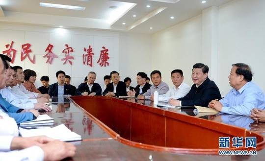 图为:2014年 5月9日至10日,中共中央总书记、国家主席、中央军委主席习近平在河南省考察工作。这是5月9 日下午,习近平在尉氏县张市镇同镇村干部和村民代表座谈。